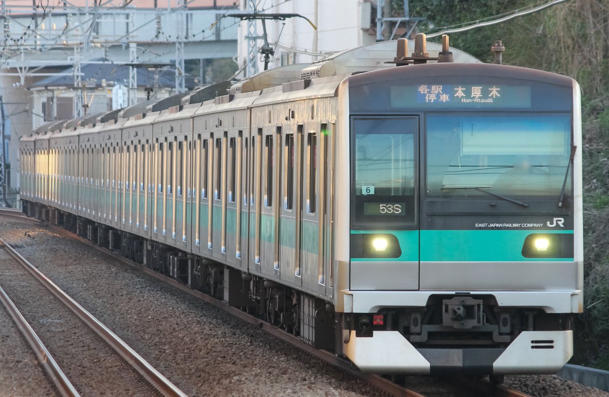 KOBA_e233's tweet photo. 2026.3月下旬
E233系 2000番台, 16000系
常磐緩行線, 東京メトロ千代田線車両による各駅停車 本厚木行き
小田急線 柿生駅, 新百合ヶ丘駅にて
平日朝1本限定の千代田線からの各駅停車本厚木行きですが、ダイヤ改正後は若干時間が遅くなりました。
本日は昨日のダイヤ乱れの影響か代走が多かったです。 https://t.co/Vz859Ui3Mt