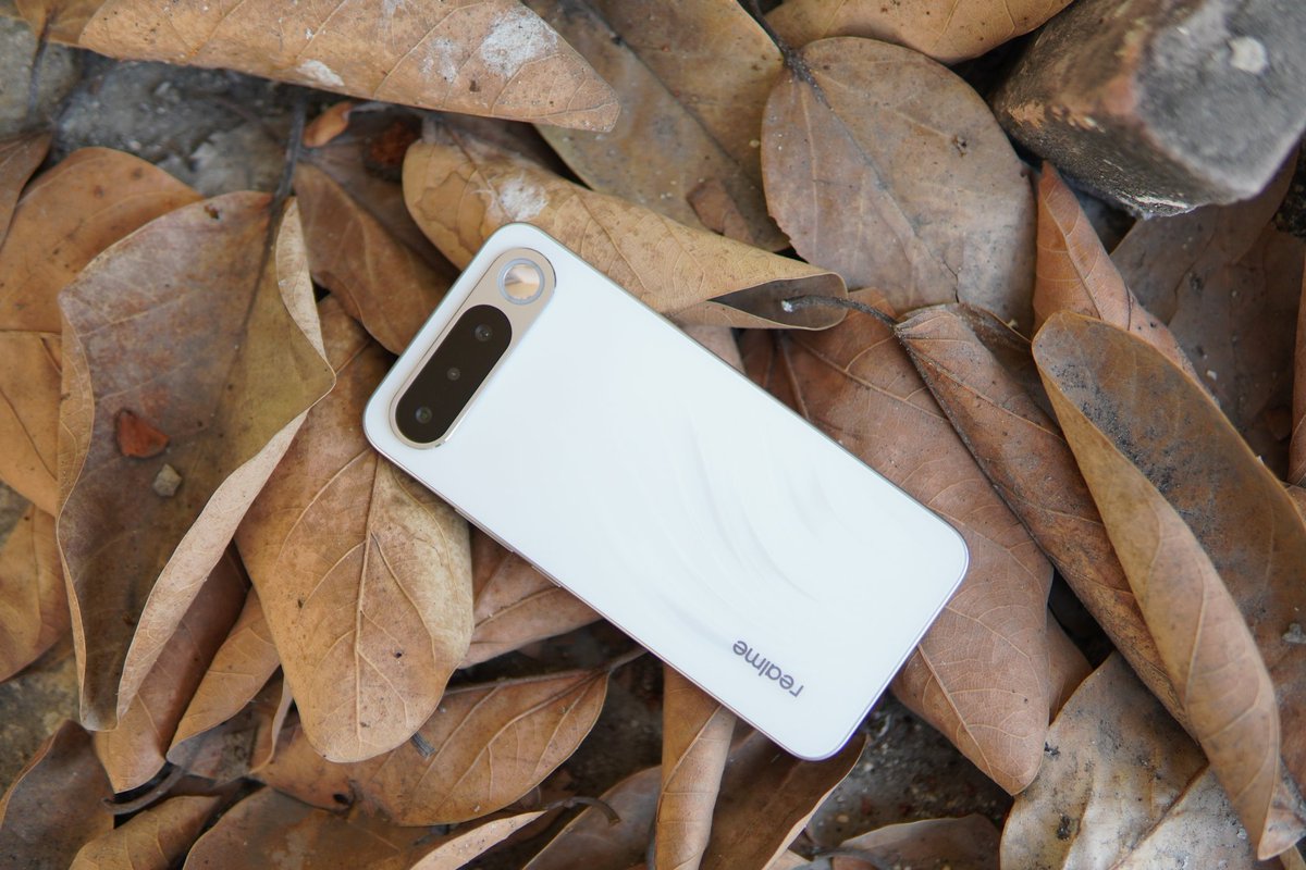 almightytech12's tweet image. Realme 16 5G Back Design With 7000 mAh Massive Battery.
Kaisa laga design?? @realmeIndia 
#realme16
#SpreadYourWings 
#Airdesign