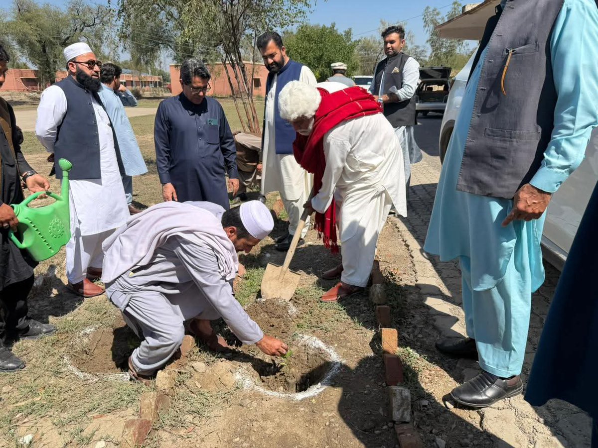 DCTankKP's tweet photo. 🌱احساس شجر مہم، سر سبز خیبر پختونخوا - روشن پاکستان🌍

ایڈیشنل ڈپٹی کمشنر جنرل نعمت اللہ کنڈی اور اسسٹنٹ کمشنر جمشید عالم  کا پرنسپل شبیر احمد کے ہمراہ ڈگری کالج ٹانک میں پودے لگا کر احساس شجرکاری مہم کے تحت پودے لگائے گئے،
اس موقع پر ڈی ایف او نیک محمد سٹاف کے ہمراہ موجود تھے https://t.co/fzYvp5TZu8