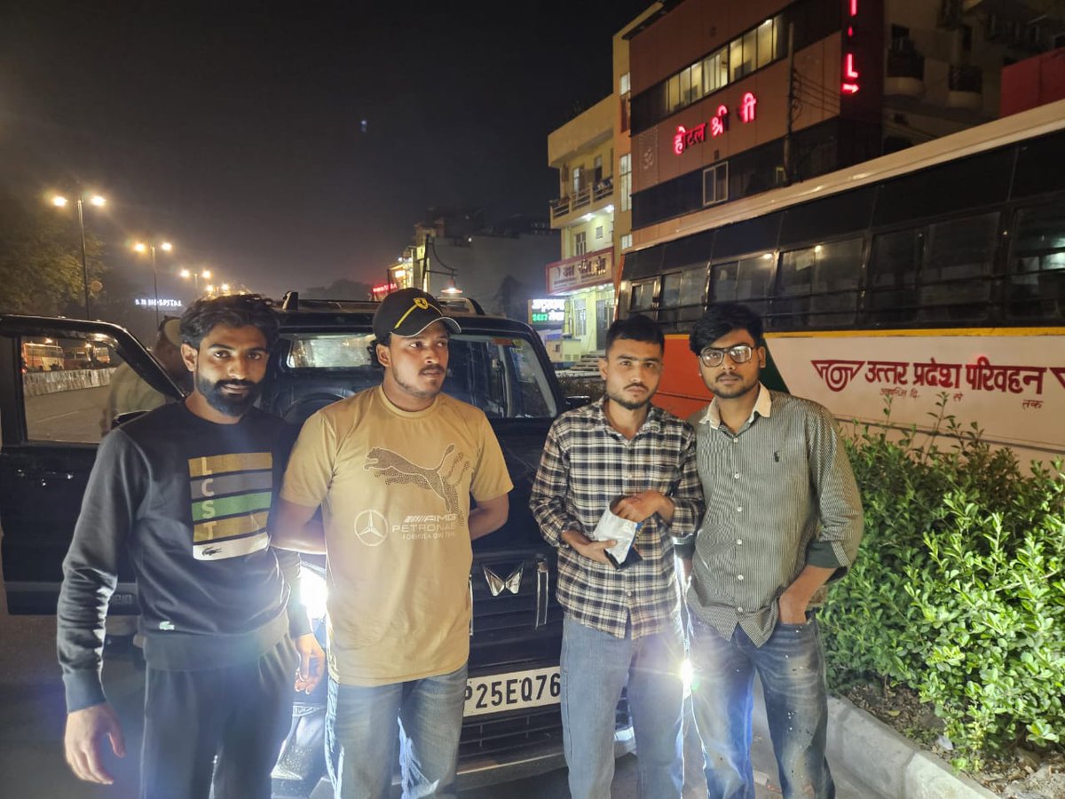 PrimeNewsInd's tweet photo. बरेली 

बरेली देर रात एसपी सिटी मानुष परिक ने कोतवाली प्रेम नगर बारादरी और किला में तेज रफ्तार और ब्लैक फिल्म लगी गाड़ियों पर चैकिंग अभियान चलाया

करीब 2 दर्जन गाड़ियों की जांच की गई और आधा दर्जन गाड़ियों के चालान किए गए।

#UttraPradesh #Bareilly #UPPolice #TrafficCheck #SpeedControl #VehicleInspection #RoadSafety #UpNews #PrimeNewsNetwork #PrimeNews

@myogioffice  @dmraebareli @Uppolice @UPGovt @CMOfficeUP @dgpup @PrimeNewsInd