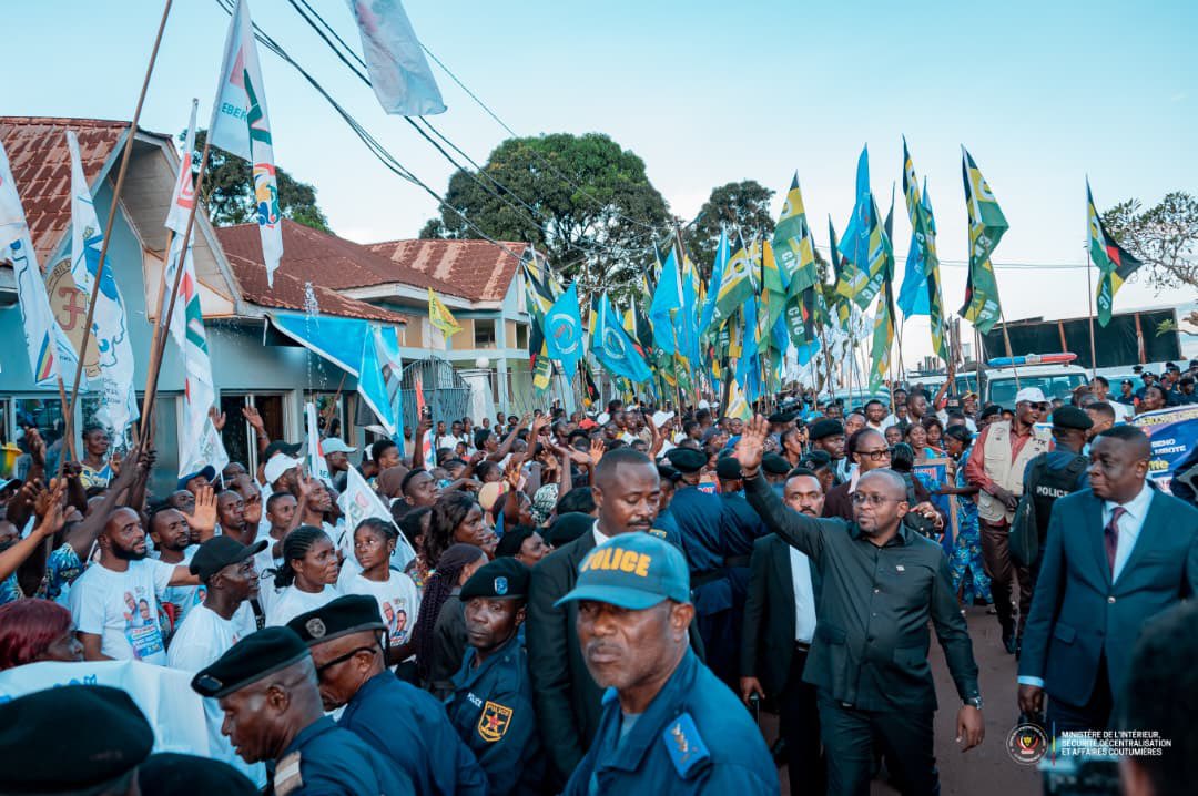 shabani_lukoo's tweet photo. 🇨🇩 #RDC | Conférence des Gouverneurs– #Kwilu

Je suis arrivé ce 23 mars à Bandundu-Ville, dans la province du Kwilu, en vue de la 13ᵉ session de la Conférence des gouverneurs, prévue du 24 au 28 mars, autour des enjeux de développement agricole et rural.

En prélude à ces assises, j’ai présidé le Comité Provincial de Sécurité élargie avec les responsables nationaux des services compétents, afin d’évaluer la situation dans la province et de préparer l’arrivée du Président de la République.

Toutes les dispositions sont prises pour garantir le bon déroulement de cette session et assurer un cadre sécurisé à ces travaux.

👉 À suivre en images ⤵️