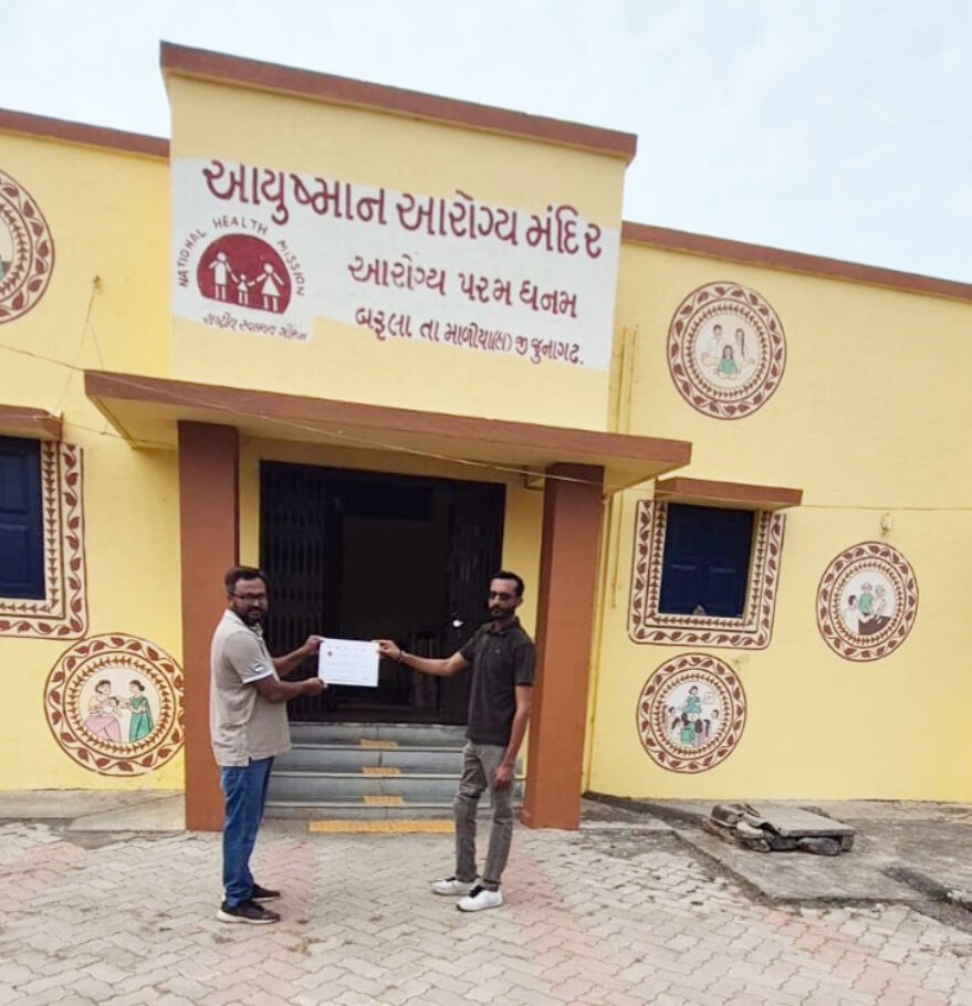 ટીબી મુક્ત પંચાયત અભિયાન અંતર્ગત ગૌરવશાળી ક્ષણ! 🏆
આજરોજ PHC ખોરાસા અંતર્ગત આવતા ગામ આછિદ્રા અને બરુલાને 'ટીબીમુક્ત ગ્રામપંચાયત' જાહેર કરી,ગામના સરપંચશ્રીને પ્રમાણપત્ર એનાયત કરી સન્માનિત કરવામાં આવ્યા.આરોગ્ય ટીમ અને ગ્રામપંચાયતના સંયુક્ત પ્રયાસોથી આપણું ગામ હવે ટીબી મુક્ત બન્યું.