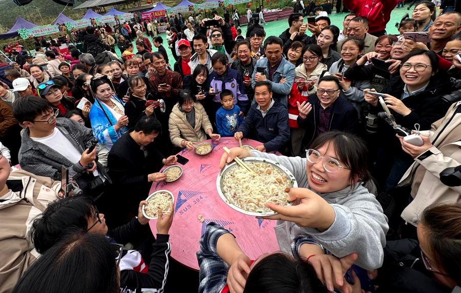 VoiceofPD's tweet image. Shengzha rice noodles: a traditional taste of Guangxi

Shengzha rice noodles are a traditional local delicacy in #Guangxi, beloved by locals and tourists alike. The craftsmanship of making the #noodles has been inscribed on the regional intangible cultural heritage list of