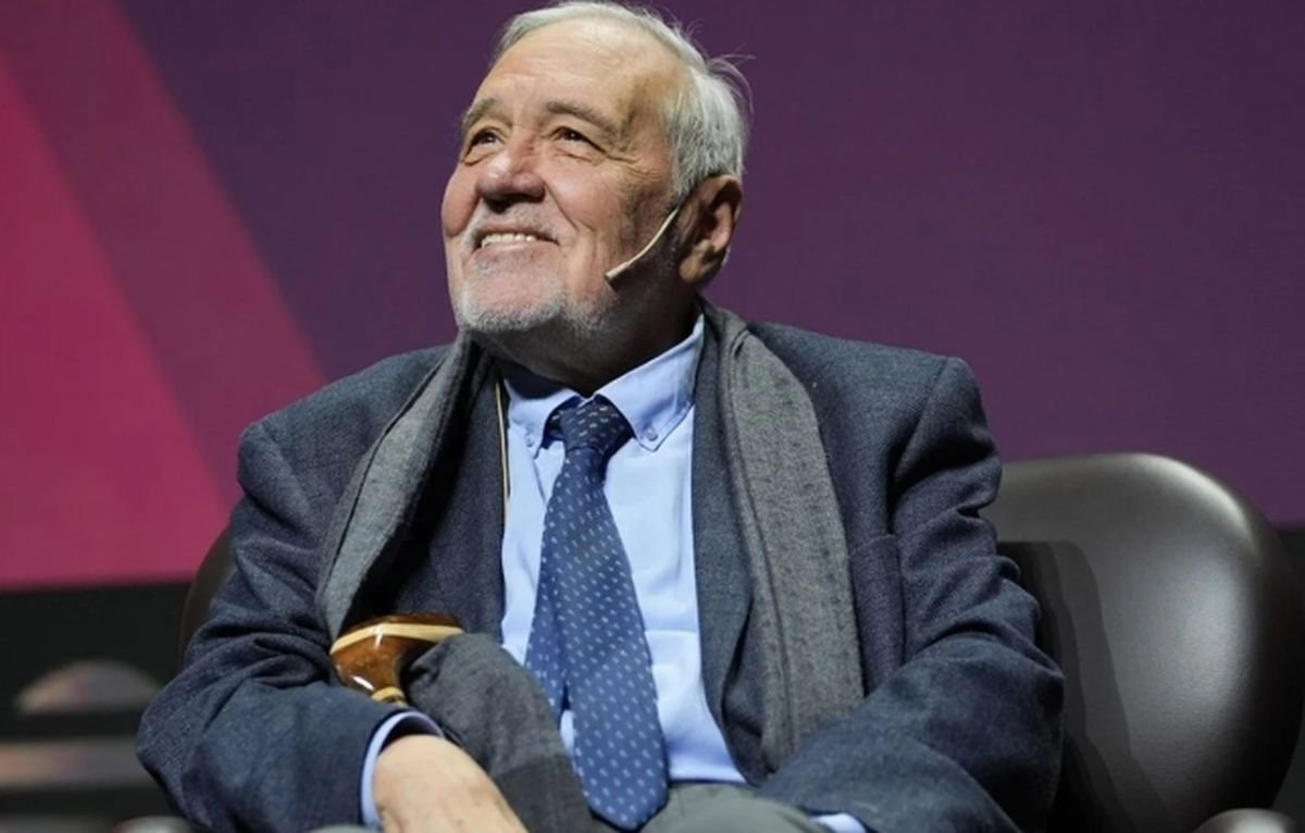 İlber Hoca' nın ardından...
"Çoklu organ yetmezliği", çok soğuk, çok yapay bir tabir; çaresizliğin afili adı sanki.
Üstelik de yanlış.
Hiç değilse "çoklu organ yetersizliği" denmeli (eski tabirle müteaddid a‘zânın kifâyetsizliği).
Yetmezlik ve yetersizlik farklı mâna taşır.