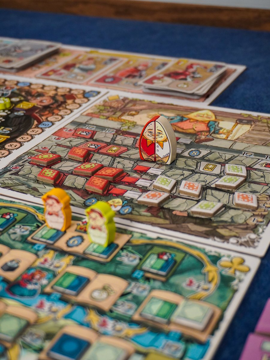 parejaludica23's tweet photo. ¡Qué bueno este Queen Alice de @ComboGamesES! 

Destacar la selección de acciones con mecánica tipo ajedrez, la dualidad de la Alicias blanca y roja y una gestión de recursos muy original.

Hoy termina la campaña en @gamefound ¡No lo dudéis!

https://t.co/OQDxVmx2Gi https://t.co/FWIuVvzz3t