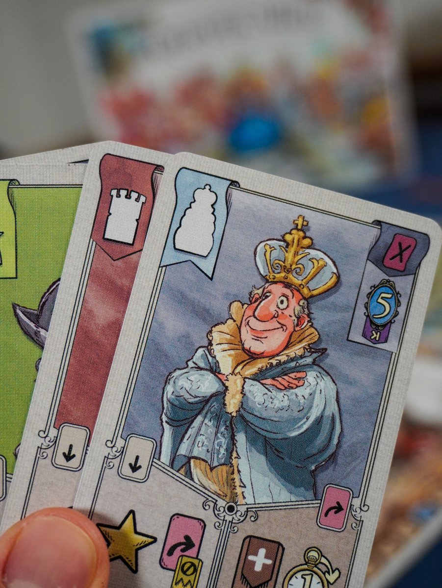 parejaludica23's tweet photo. ¡Qué bueno este Queen Alice de @ComboGamesES! 

Destacar la selección de acciones con mecánica tipo ajedrez, la dualidad de la Alicias blanca y roja y una gestión de recursos muy original.

Hoy termina la campaña en @gamefound ¡No lo dudéis!

https://t.co/OQDxVmx2Gi https://t.co/FWIuVvzz3t