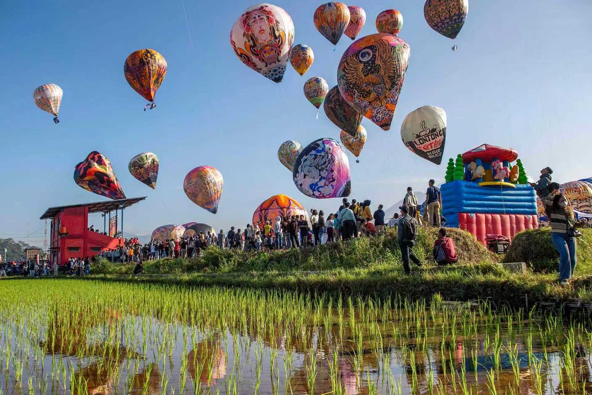 CCTVAsiaPacific's tweet image. 🎈Dozens of hot air balloons soared over Wonosobo in #CentralJava, #Indonesia, during Eid al-Fitr celebrations marking the end of #Ramadan. #EidalFitr

Pics via CFP