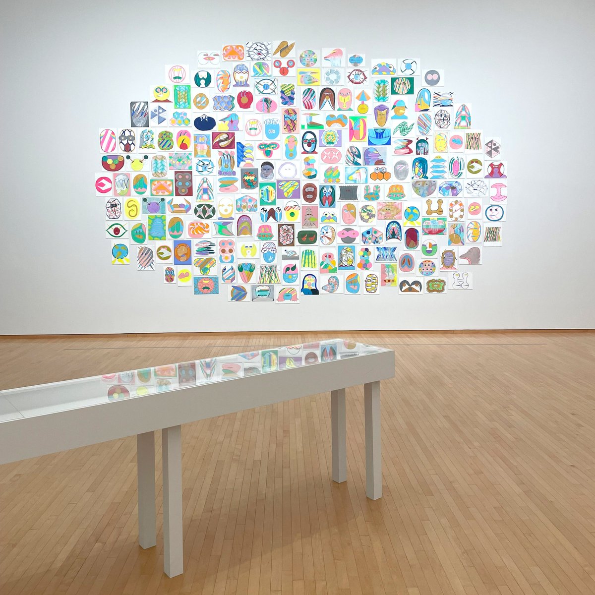 一昨日東京出張に行った時、この感じがなんだか小海町高原美術館の展示室に似ているなぁと思った。
展示されているのは横山裕一さんのネオ漫画の作品です。かっこいい。
※ここは小海町高原美術館ではございません