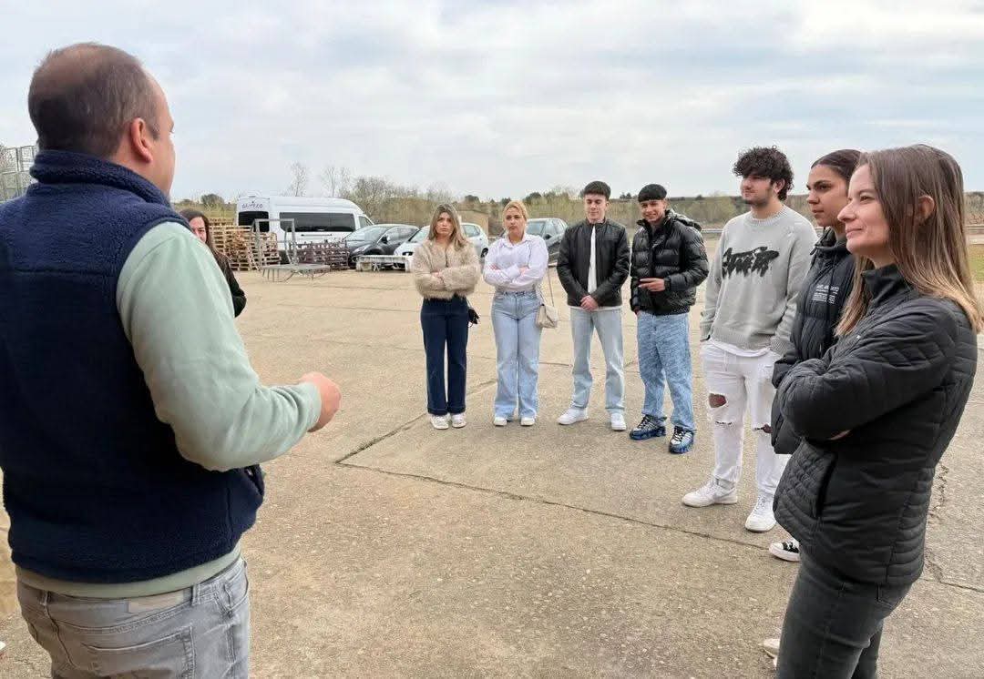 Pardevalles's tweet photo. 💬 Alumnos de FP Básica del IES Fernando I, de Valencia de Don Juan, participaron en una experiencia de carácter didáctico e inmersivo en la @CRDOLEON visitando nuestra  bodega. 

#Pardevalles #albarin #prietopicudo #leonesp #bodegapardevalles https://t.co/Fog75BMoEl