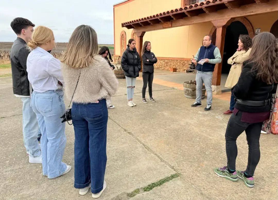 Pardevalles's tweet photo. 💬 Alumnos de FP Básica del IES Fernando I, de Valencia de Don Juan, participaron en una experiencia de carácter didáctico e inmersivo en la @CRDOLEON visitando nuestra  bodega. 

#Pardevalles #albarin #prietopicudo #leonesp #bodegapardevalles https://t.co/Fog75BMoEl