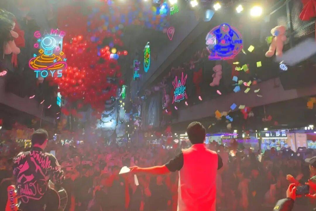rowan_raquel's tweet photo. Catch the electrifying [演出名称] tonight—lights, beats, and pure magic on stage! Don’t miss the front-row vibe (tag a friend who’d lose their mind!)  #LiveShowVibes https://t.co/5wFHPunkQa