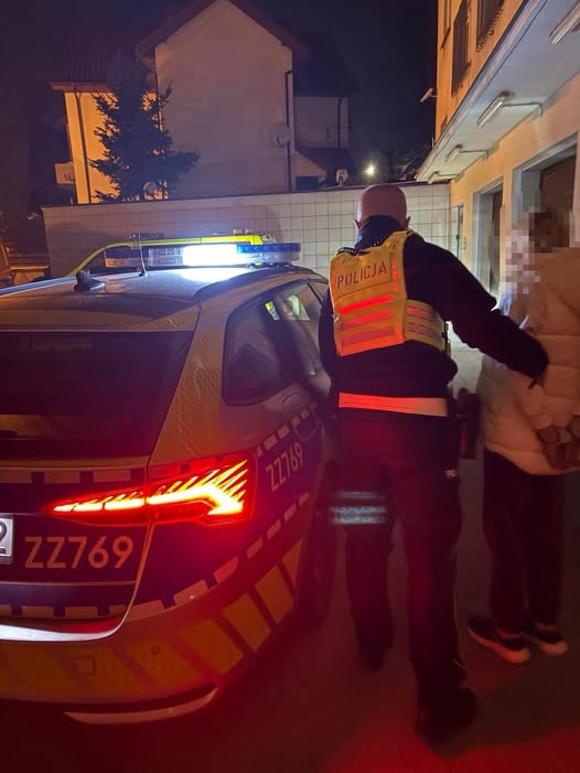 cuprwarszawa's tweet image. Piaseczno: 40-letnia Ukrainka zatrzymana przez drogówkę. Od 2024 roku poszukiwana czerwoną notą Interpolu za przestępstwo przeciwko życiu i zdrowiu (kara 7 lat więzienia). Kobieta trafi do deportacji.
Źródło: KPP Piaseczno
#Interpol #CzerwonaNota #Piaseczno #Zatrzymanie