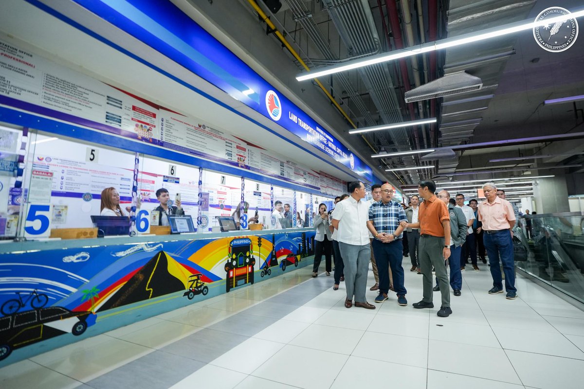 PTVph's tweet image. TINGNAN: Sinaksihan ni Pangulong Ferdinand R. Marcos Jr. #PBBM ang inisyal na pamamahagi ng tig-P10,000 #fuelsubsidy sa bawat unit na pagmamay-ari ng mga #bus operators sa Parañaque Integrated Terminal Exchange (#PITX) ngayong Martes, Marso 24. 

(1/5)