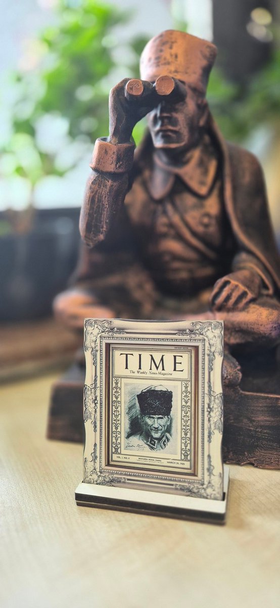 103 yıl önce bugün, ATATÜRK TİME Dergisinde🇹🇷 
Bu kapak, henüz Türkiye Cumhuriyeti resmen ilan edilmeden önce, onun liderliğinin ve dünya çapındaki etkisinin tanındığını gösterdi. 
Yazıda Anadolu topraklarında özgür bir ulus kurma mücadelesi anlatılmıştır
#timedergisi 
#atatürk