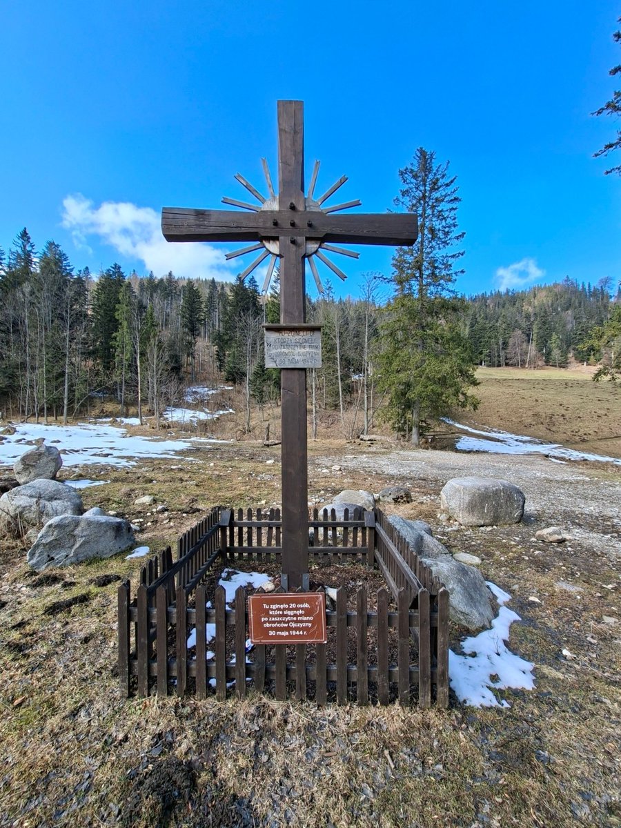 jurajczyk's tweet photo. Niedźwiedzie na Podhalu podobno już wstały, ale jakim kosztem? #Podhale #BukowinaTatrzańska #Tatry #Zakopane #Kuźnice Prometeusz rozstrzelany #Hasior #Nosal https://t.co/p1SnIWdeZP