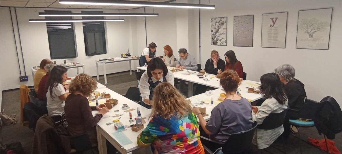 BiblioSantander's tweet photo. 'Mas que leer'. En una cajita de fósforos. 😍
Ayer por la tarde realizamos este entretenido taller en la #BibliotecaMunicipal. De 18 a 21 h.
Basado en un poema de María Elena Walsh, el taller estuvo dirigido por Lucía Ezquerra y Cristina Carreras.
#poemaobjeto @CulturaSantan https://t.co/Dn1RYN2d7e