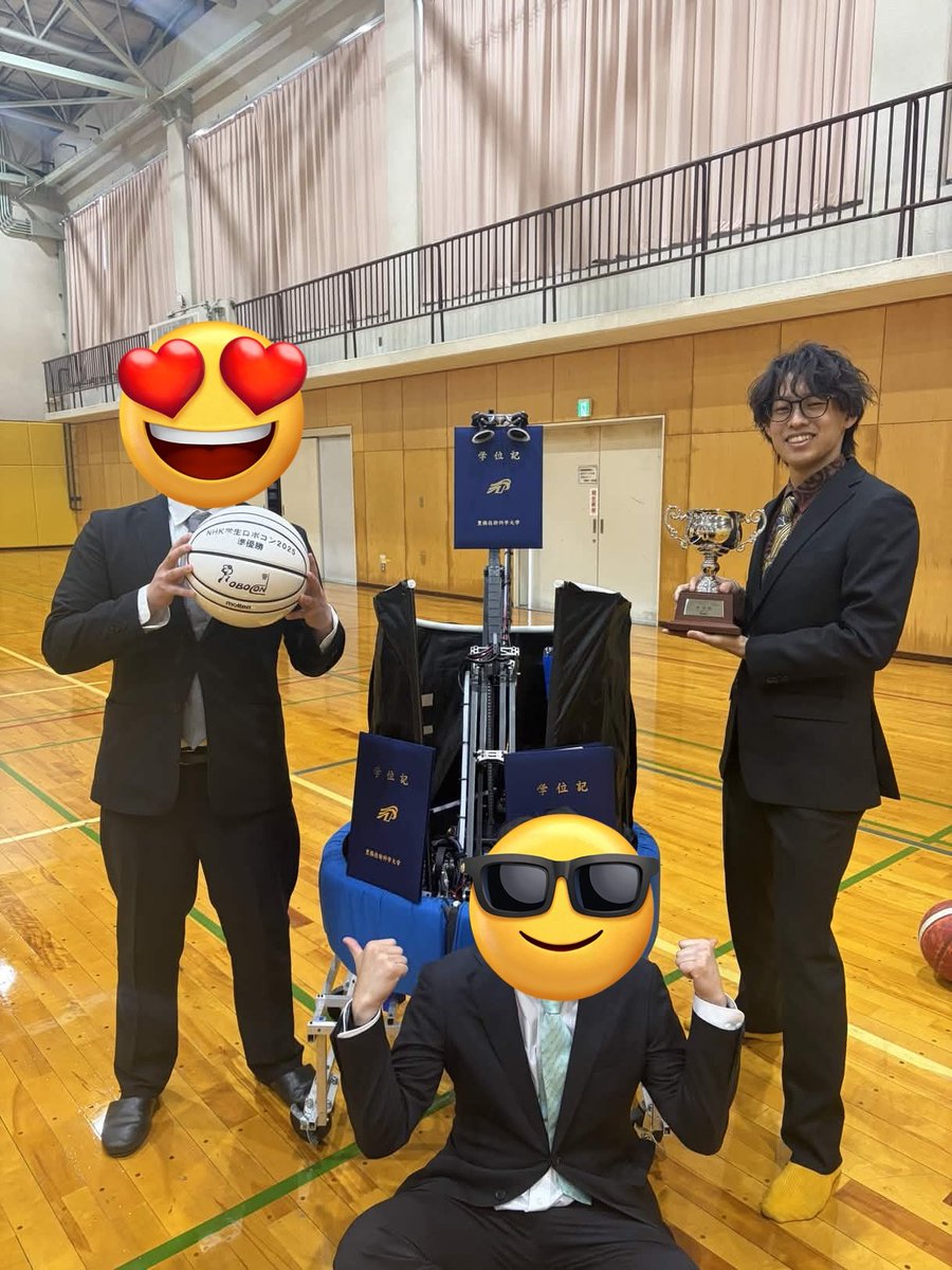 ToNTo_kosen2423's tweet photo. 卒業しました！！！
名大でも頑張ります🔥🔥

写真はRJとジャンプする僕 https://t.co/kiMpK57xF3