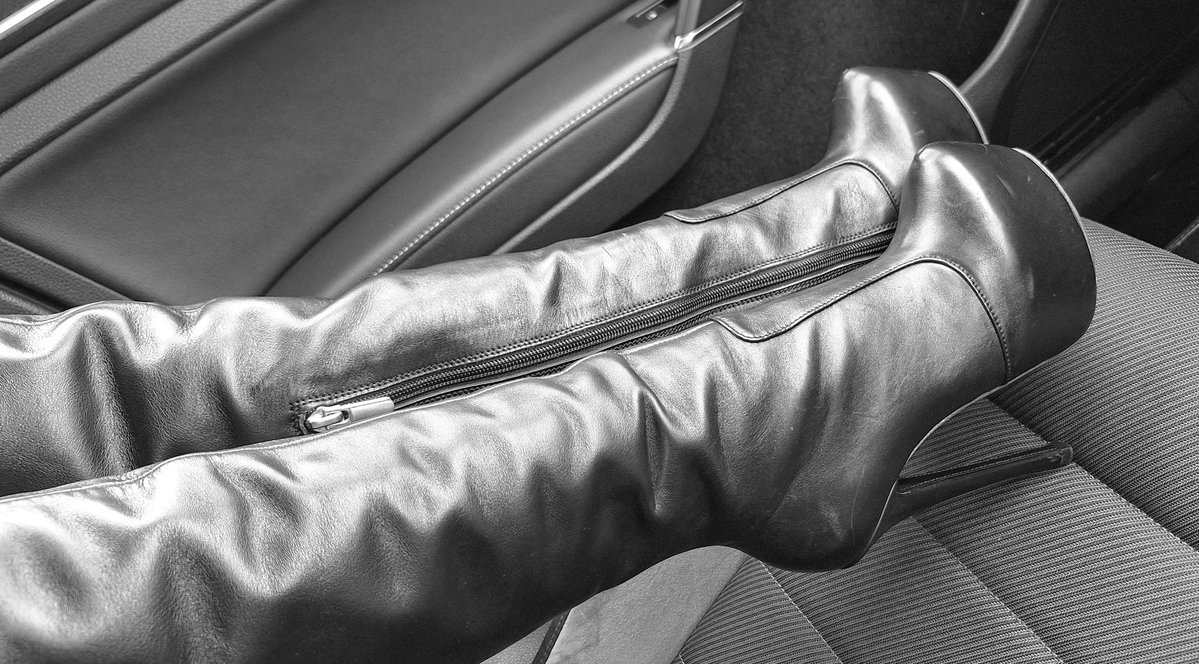 Leather Vikki tweet media