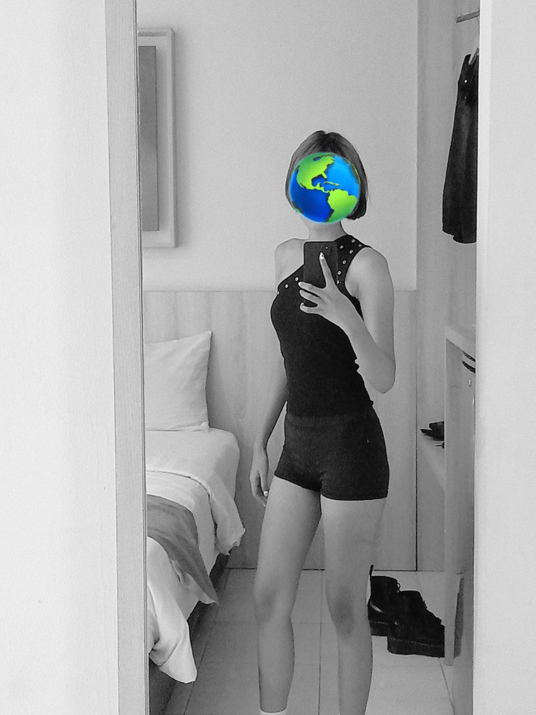 sebelum chat tele atau dm saya, dipastikan udah liat media media saya dulu ya. supaya pas udah ketemu ga terlalu banyak ngomentarin fisik saya, biar sama sama nyaman aja.