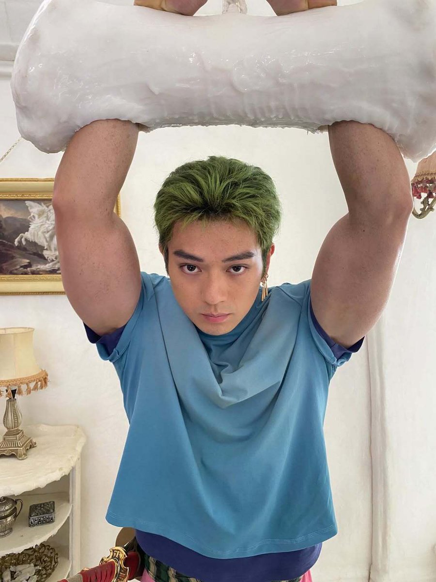 flexing actor tweet media