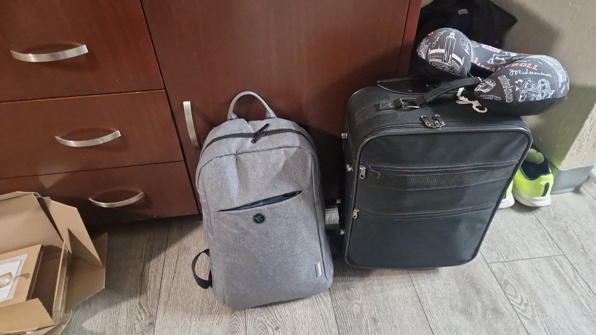 ace2099's tweet photo. @Annebagg @MikeJY1984 Carry-ons stuffed!
#masterPacker https://t.co/8D3J6IXA1q