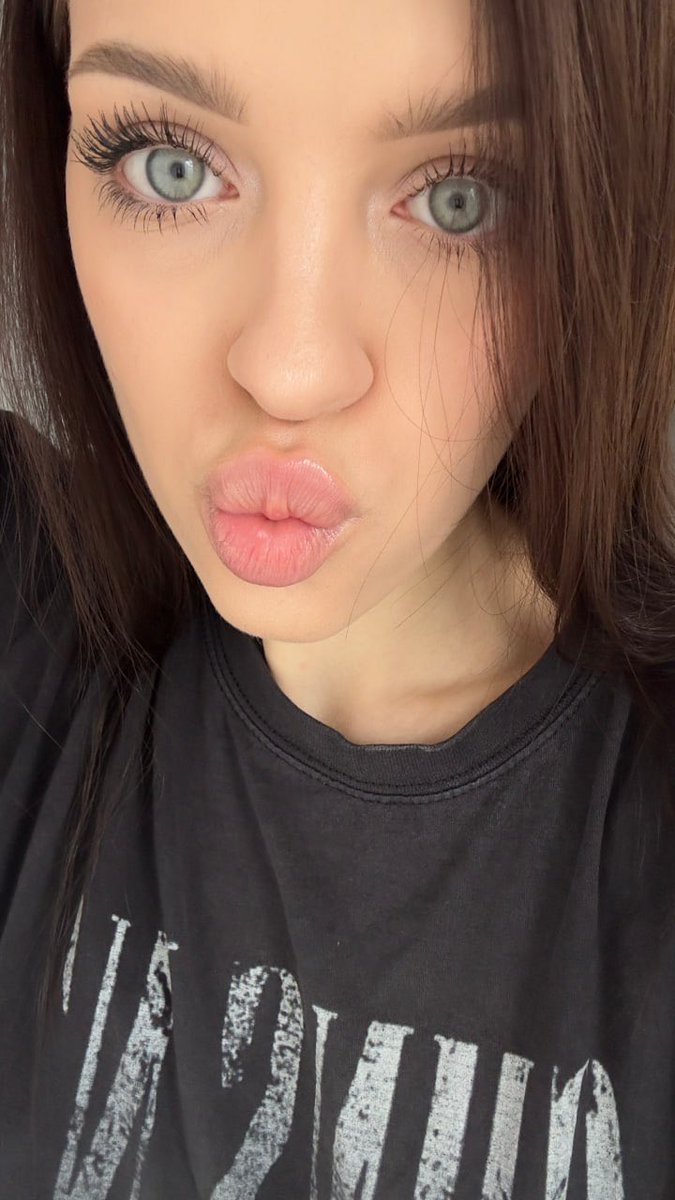 mirakittyyy's tweet photo. what are you thinking rn https://t.co/YhMxgU4hG7