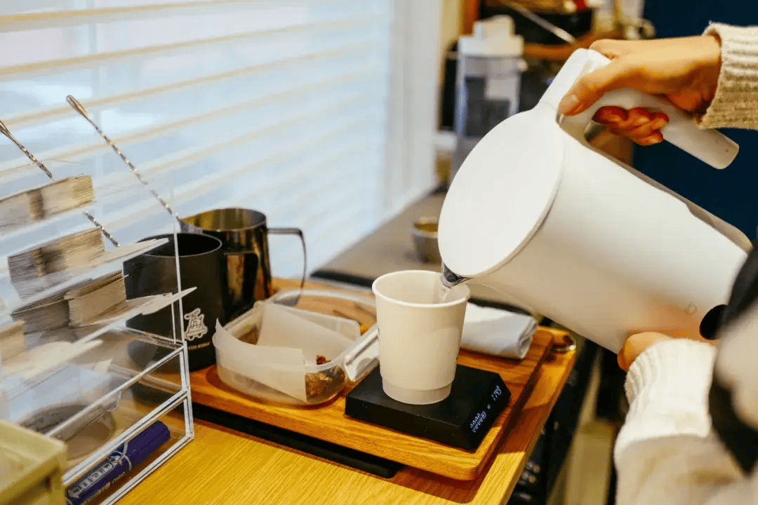YoutuberManisha's tweet photo. Dive into our NEW sensory coffee tasting! Savor 3 single-origin brews + a surprise aroma card. Book now for a 15% discount! https://t.co/RBTTvxoG6r