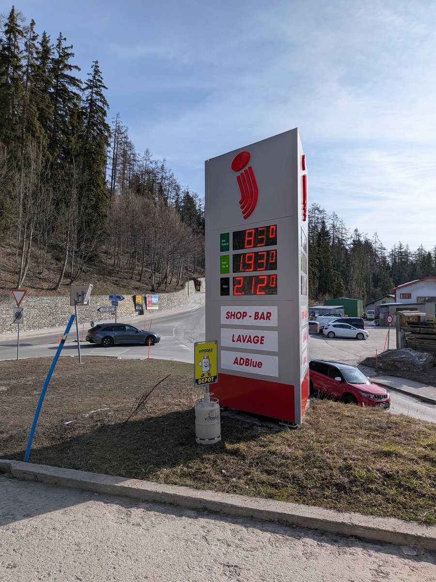 SinapsIA_ES's tweet photo. Alguien me puede decir a cuánto está en España? Los precios de la foto son en franco suizo🤯 #Suiza #DIESEL #OIL https://t.co/dGslgqGxDj