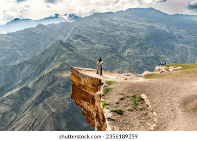 DaysOfNoahh's tweet photo. #PrivateCredit may be the #subprime mortgages of 2026, leading us into economic disaster. 
Note the new names, which are often symbolic (just like Bear-Sterns was->bearmarket): 
- #CliffWater
- #StoneRidge
Both names signal the #edge, a precipice we are about to fall off. https://t.co/mi7rHR3Qhj