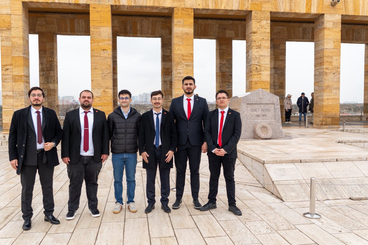 Anıtkabir’deyiz.
Sözümüz net: Bu ülkeyi karanlığa teslim etmeyeceğiz.
Atatürk’ün izinde, mücadeleye devam.