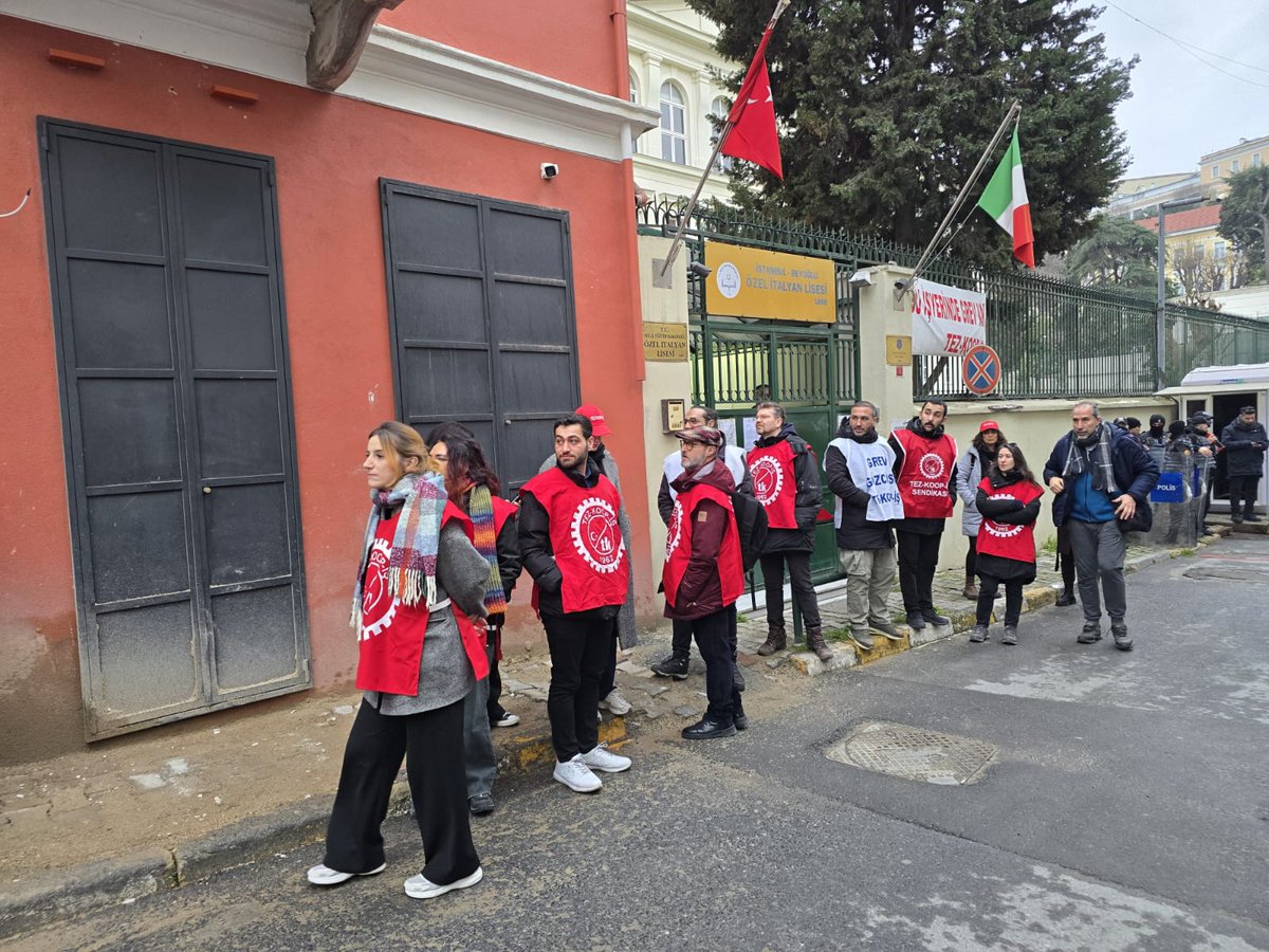 Özel İtalyan Lisesi’nde grevde olan öğretmenler bugün grev kırıcı olarak MEB tarafından okula atanan ikame öğretmenlerin önüne barikat kurdu. Sabahın erken saatleri itibari ile okul önünde buluşan grev yapan öğretmenler, Tez-Koop-İş Sendikamız İstanbul 5 No.lu