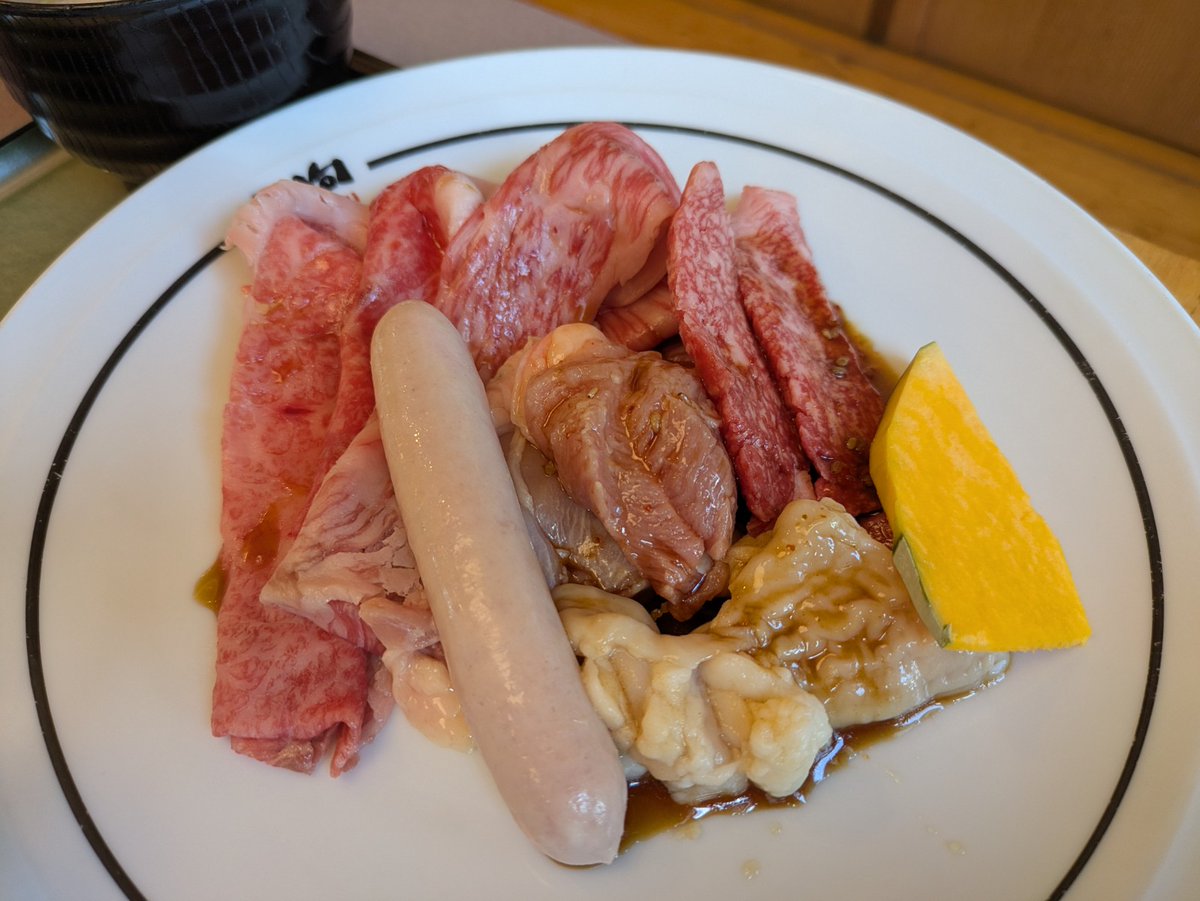 OKAKOMI_PR's tweet photo. 『焼肉天狗』
瀬戸内市にある焼肉店

5種盛りランチ　１４９０円

サシがしっかり入った薄切りカルビとカルビは醤油ベースのタレにマッチでとろける旨さ。ご飯（大）、味噌汁、サラダ、デザートと合わせてこの値段はお値打ち。
https://t.co/uzl5os3La4
#おかコミ #焼肉天狗 #焼肉ランチ #お値打ち https://t.co/L1BVHLvxoq