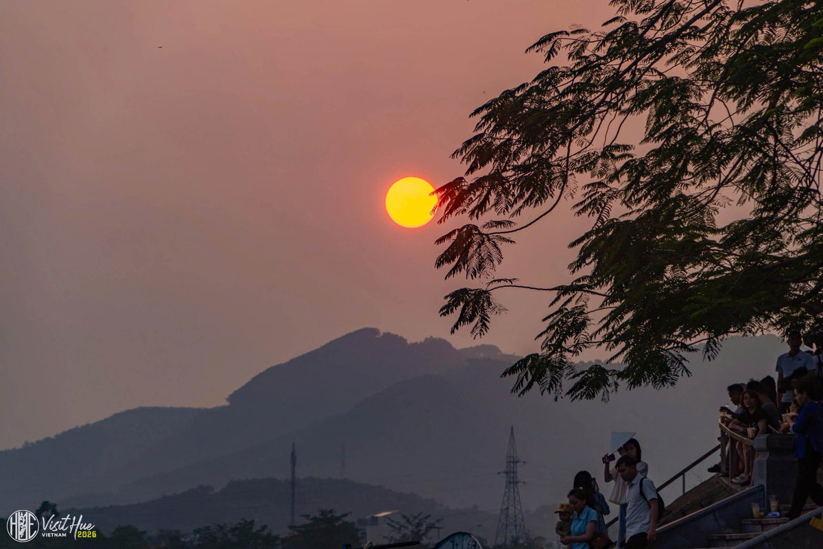 visithue2025's tweet photo. HOÀNG HÔN "RƠI XUỐNG" DÒNG HƯƠNG
===
📷 Nguyễn Phúc Bảo Minh
---
#visithue #visithuevn #visithuevietnam https://t.co/jczrjnRz3I