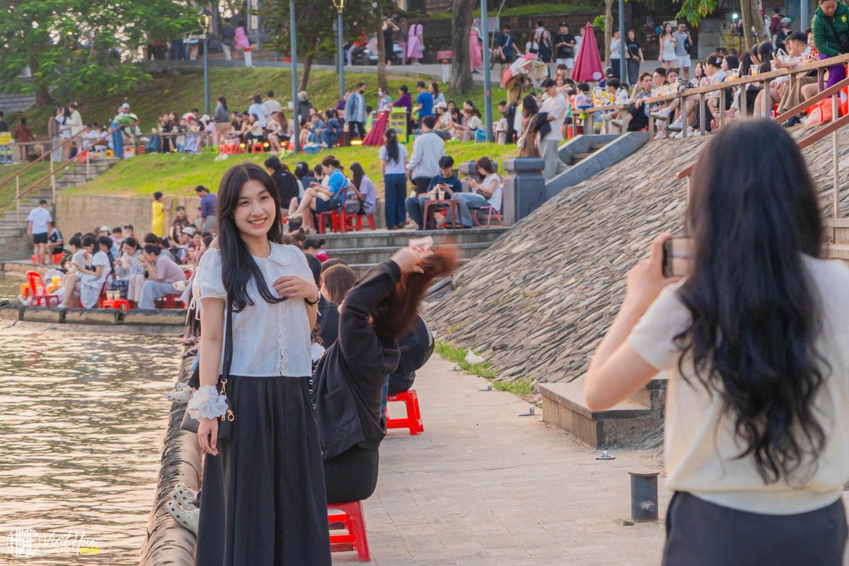 visithue2025's tweet photo. HOÀNG HÔN "RƠI XUỐNG" DÒNG HƯƠNG
===
📷 Nguyễn Phúc Bảo Minh
---
#visithue #visithuevn #visithuevietnam https://t.co/jczrjnRz3I