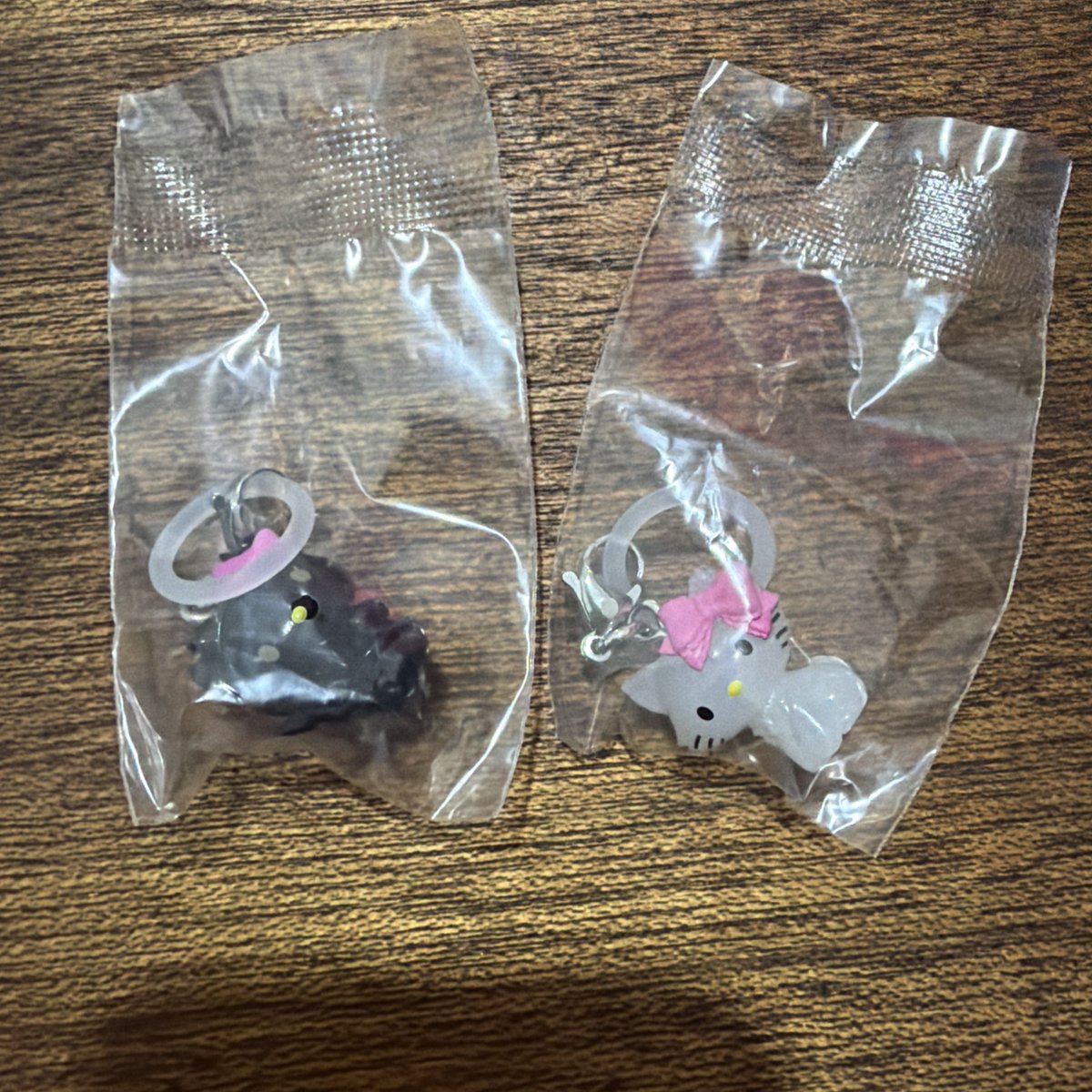 oo_Design_'s tweet photo. ハローキティ　めじるし　交換
【譲】写真2点　チャーミー　小悪魔
【求】ノーマル　お花
都内手渡し希望です🙇‍♀️
条件合う方よろしくお願いします😭 https://t.co/zY3yNTF6zY