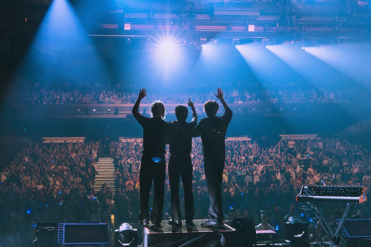 CNBLUE tweet media