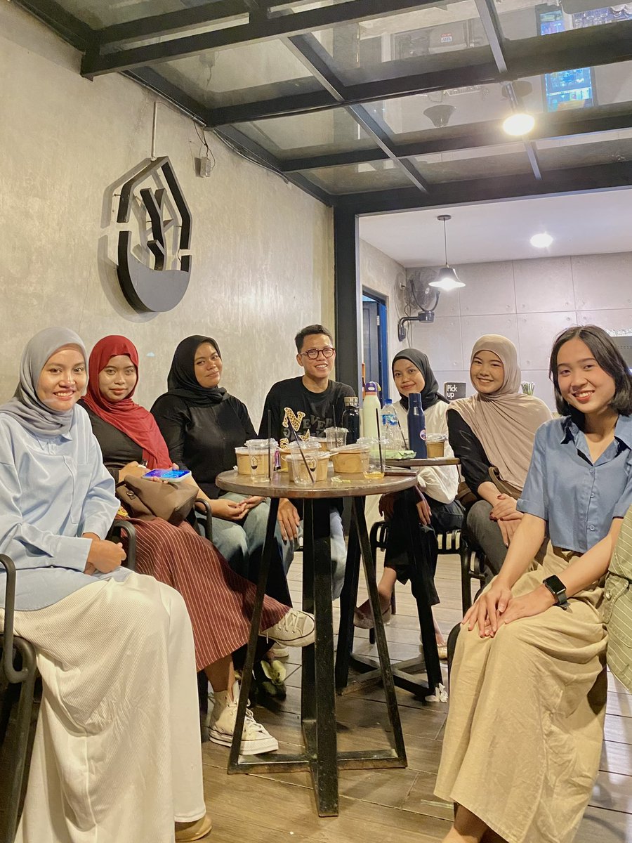 bungaadindar_'s tweet photo. Thanks untuk teman temanku ini sudah merayakan sidang skripsi bunga!❤️ https://t.co/skkGlsjB0H