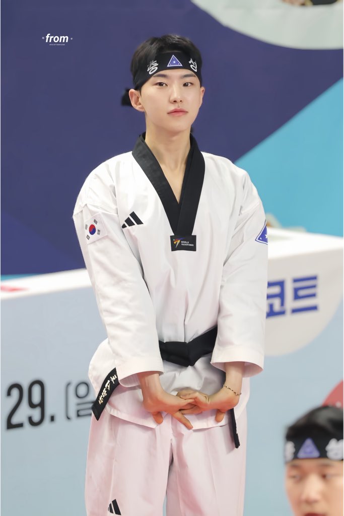 260324 영천 태권도선수권대회 개회식

봐도 봐도 태권도복 입은 순영이 
참...잘 생겼다...🥋🖤 

#호시 #세븐틴 #HOSHI #권순영
#SEVENTEEN #ホシ #权顺荣
