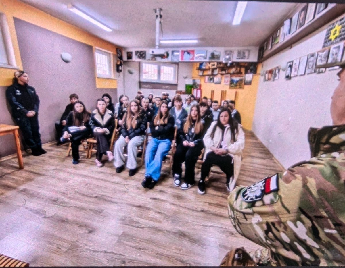 AresztR's tweet photo. Na terenie Aresztu Śledczego w Radomiu gościliśmy uczniów Publicznej Szkoły Podstawowej nr 4, II Liceum Ogólnokształcącego w Radomiu oraz TEB Edukacja w Radomiu w ramach zajęć profilaktycznych „Więzienie – stracony czas”.

Spotkanie miało charakter edukacyjno-profilaktyczny. https://t.co/riIbiT9SQz