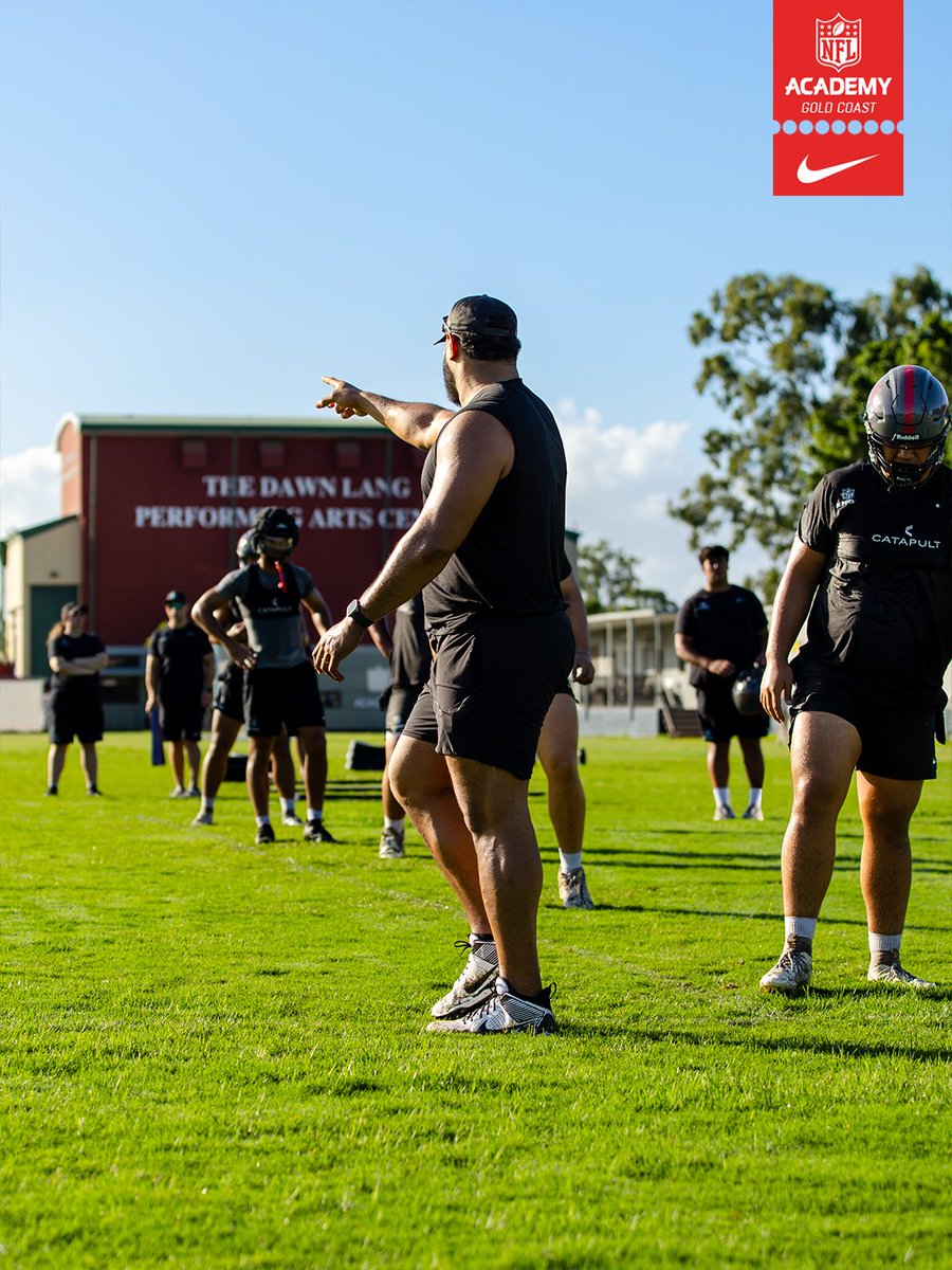 NFLAcademy's tweet photo. Three days alongside @jordan_mailata soaking up knowledge and raising the bar. 🏈📈 #NFLAcademy https://t.co/XPM2L1ek1i