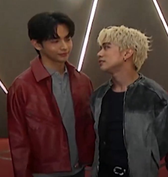 nobody can outdo josh cullen in the way he stares and looks at justin!!!

that. look. every. single. time.