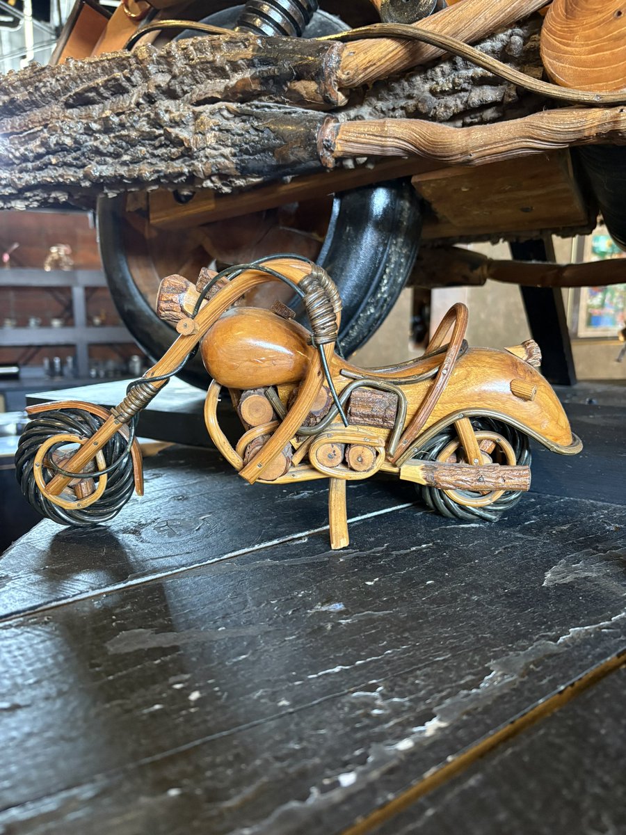 S810131's tweet photo. みなさまこんばんは🌆
今シーズン初のおバイク🏍️
木製のバイクが飾っている喫茶店まで
コーヒー☕️ブレイクしてきました
5ヶ月ぶり楽しかったです🎵 https://t.co/attduYxq7T