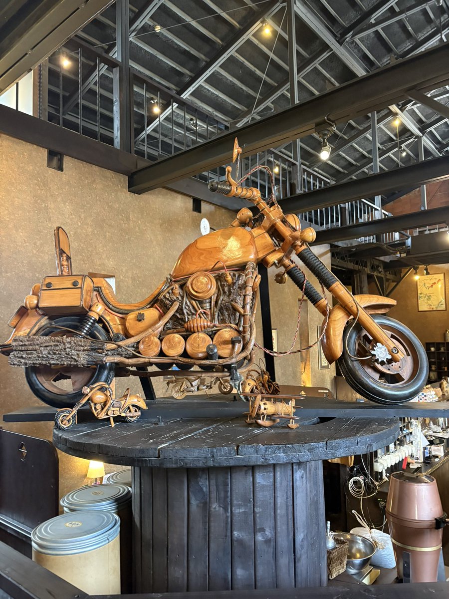 S810131's tweet photo. みなさまこんばんは🌆
今シーズン初のおバイク🏍️
木製のバイクが飾っている喫茶店まで
コーヒー☕️ブレイクしてきました
5ヶ月ぶり楽しかったです🎵 https://t.co/attduYxq7T