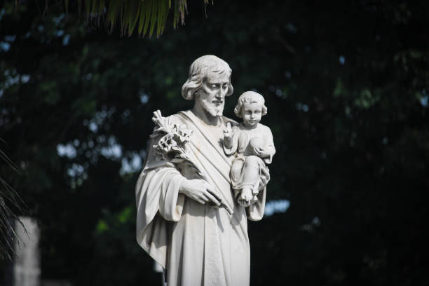 San Giuseppe, sii il mio patrono
per ottenermi un dono grandissimo:
la Divina Sapienza!
Per dare gloria al mio Salvatore,
Per convertire l’uomo peccatore
Per soccorrere i poveretti
Per sconfiggere i miei nemici.
La carità ti spinge.
Dio Solo.