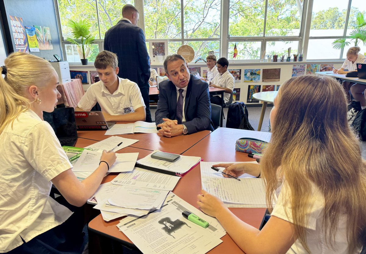 dizdarm's tweet photo. Great to visit Matraville Sports High School alongside Ray Ingrey - President of the @nswaecg to meet Shallan Foster - Head Teacher, Aboriginal Learning &amp; Engagement and her class who were studying for their exams. Thanks Nerida Walker, Jason Garrido &amp; team for welcoming us today https://t.co/M0vh1wfTzJ