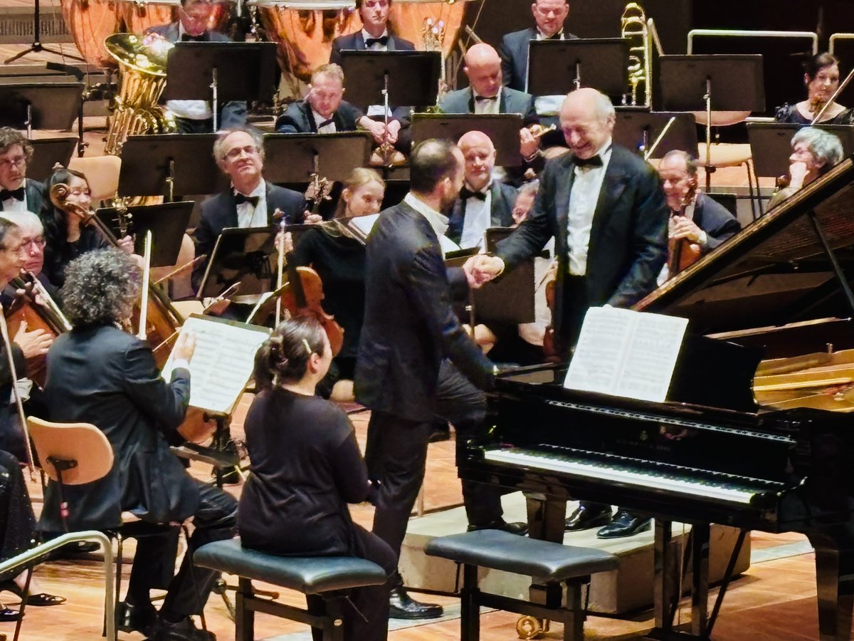 ManuelBrug's tweet photo. Liebe #berliner, da geht noch mehr! In der schütter gefüllten @BerlinPhil spielten @igorpianist #ivanfischer @BudFestivalOrch so brillant wie sensitiv das 1. und 5. #prokofiew 🎹 Konzert (das für #Furtwängler) und die 5. Sinfonie. Heute und morgen geht der 🔝 Zyklus weiter. 🙌👍 https://t.co/E42iJRazLE