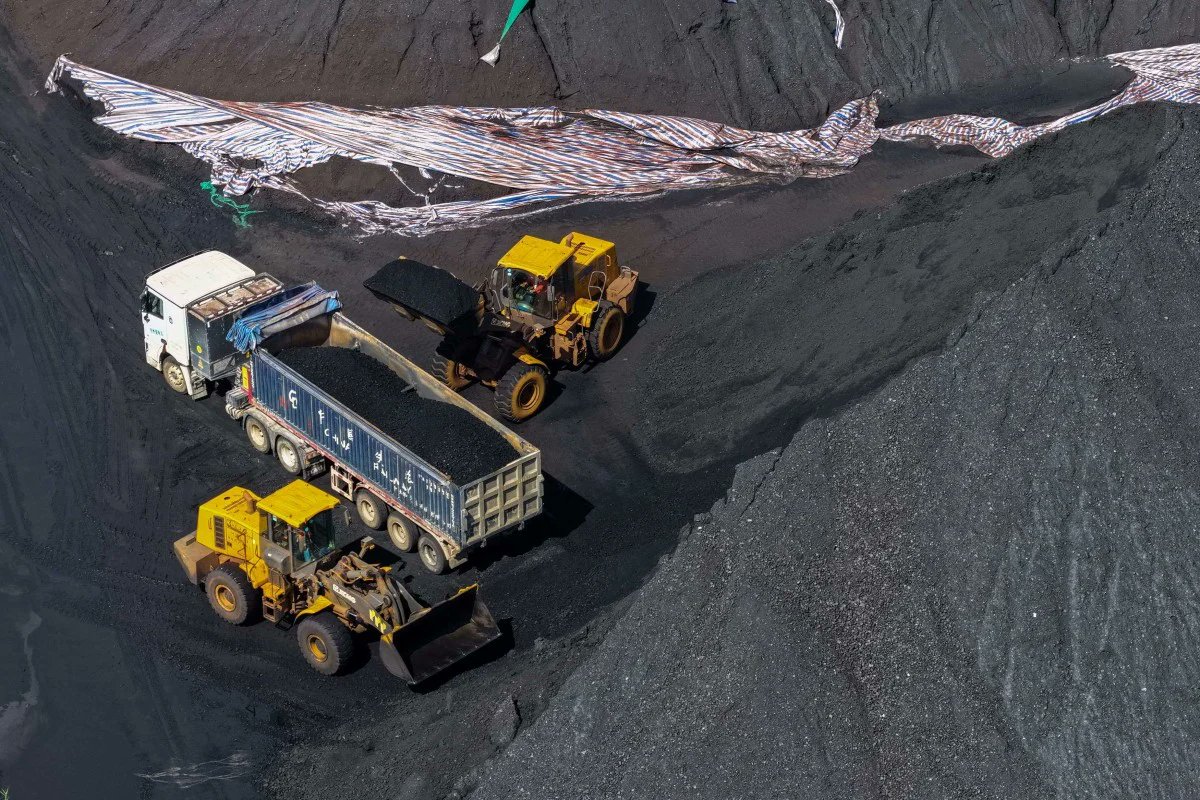 Frontlinestory's tweet image. Chinese scientists turn coal into medicine, solving a 160-year-old challenge

#Chinese scientists have developed a new method to convert low-cost #coal into key ingredients for #medicines—something that was previously complex and expensive.

In a study published in "Nature", a