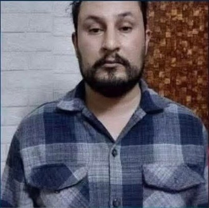 هذا المكبسل ابو العرك الوشاح ناطق باسم تشرين، ياما قذف بالتهم الباطلة على الشهيد المغدور ابو علي العسكري، واصفا إياه، بأنه قاتل مأجور ملياشياوي، وسرق و.. وقتل تشرين، ويدرس بكلية اهلية و...
اين الشجعان من هذا الصعلوك.