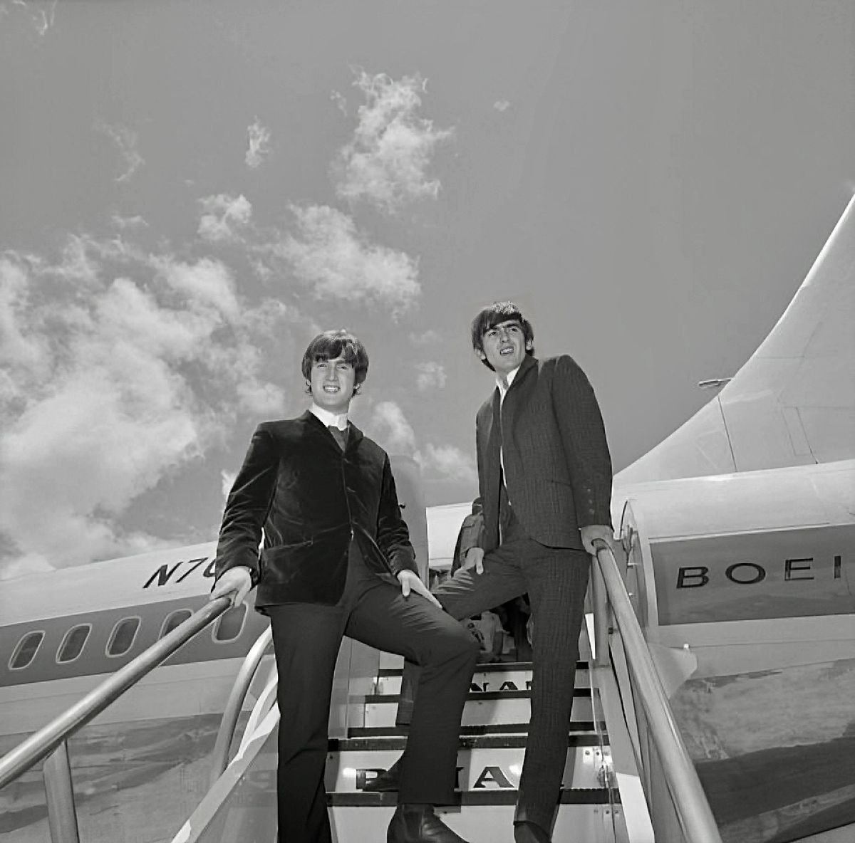 BeatlesArchive2's tweet image. John Lennon And George Harrison Honolulu International Airport O’ahu Island Hawai’i
The #Beatles