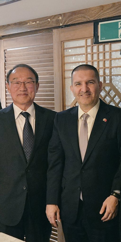 ErdemErkul's tweet photo. Kore Cumhuriyeti'nin Ankara Büyükelçisi olarak atanan, Eski Deniz Kuvvetleri Komutanı Dostumuz Oramiral Boo Suk-Jong’u tebrik ediyorum. Yakında Ülkemizde olacak. 

Stratejik liderlik deneyiminin; Türkiye-Kore ilişkilerine, özellikle savunma, teknoloji ve jeopolitik iş birlikleri alanlarında yeni bir derinlik kazandıracağına inanıyorum.

Türkiye ile Kore arasındaki güçlü dostluğun bu yeni dönemde daha da ileri taşınacağına inanıyorum. 🇹🇷🇰🇷